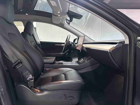 Tesla Model Y 9 of 20