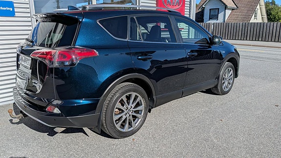 Toyota RAV4 3 of 18