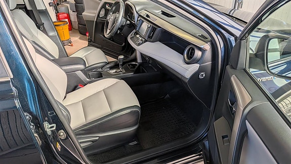 Toyota RAV4 8 of 18