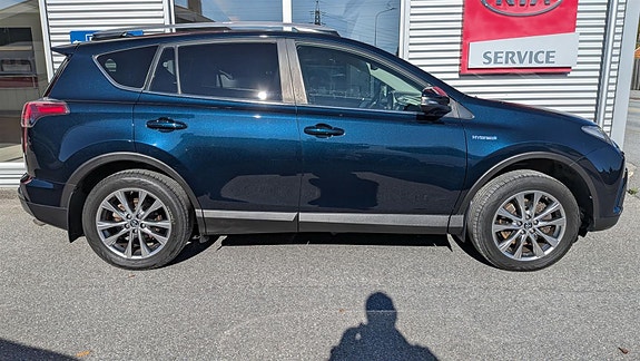 Toyota RAV4 2 of 18