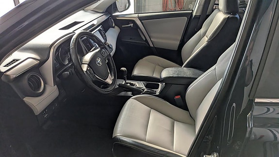 Toyota RAV4 9 of 18