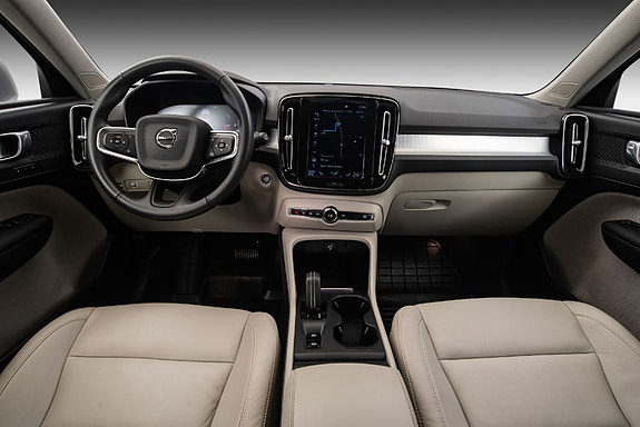 Volvo XC40 17 of 27