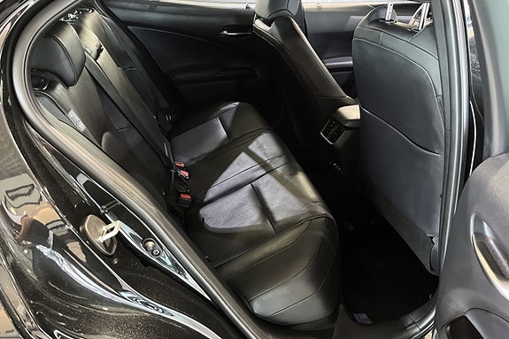Lexus UX300e 17 of 20