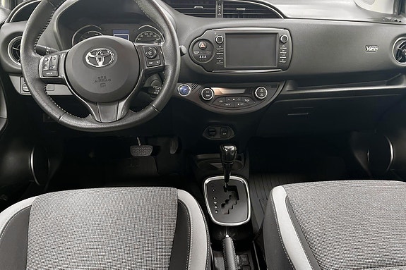 Toyota Yaris 6 of 24