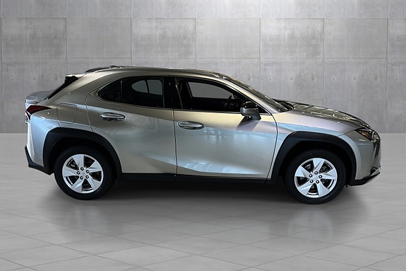 Lexus UX300e 6 of 20