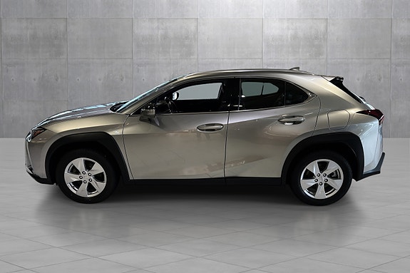 Lexus UX300e 2 of 20