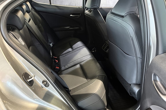 Lexus UX300e 17 of 20