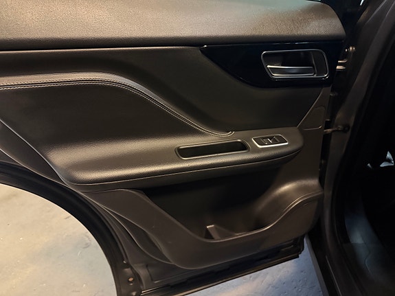 Jaguar F-PACE 25 of 30