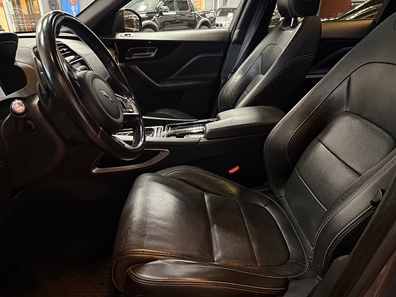 Jaguar F-PACE 10 of 30