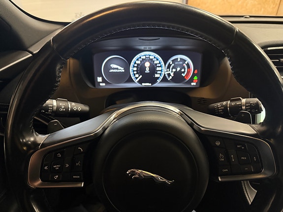 Jaguar F-PACE 12 of 30