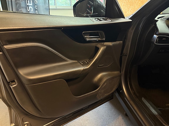 Jaguar F-PACE 9 of 30