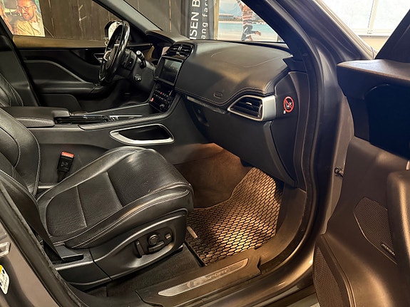 Jaguar F-PACE 8 of 30