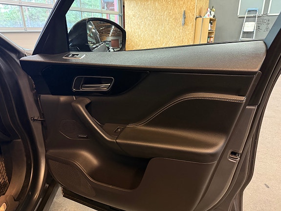 Jaguar F-PACE 27 of 30