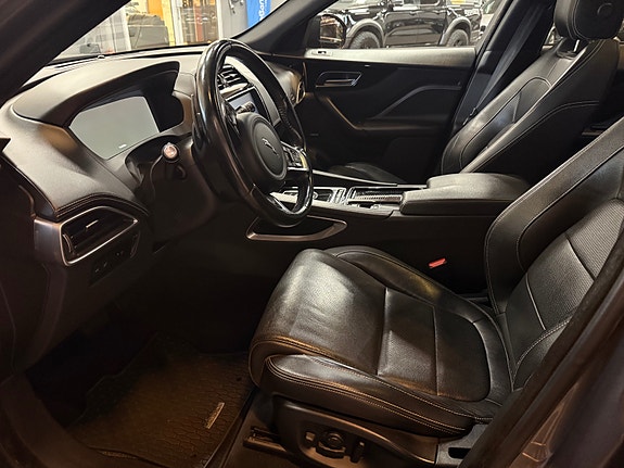 Jaguar F-PACE 7 of 30