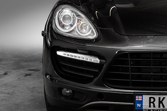 Porsche Cayenne Turbo 3 of 30