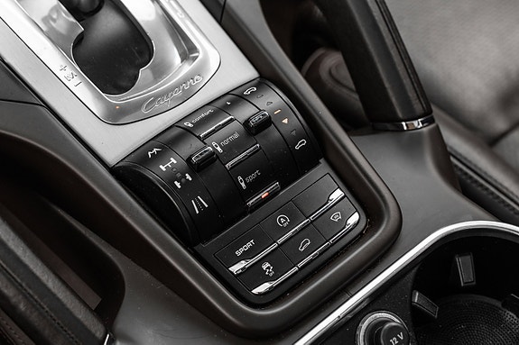 Porsche Cayenne Turbo 16 of 30