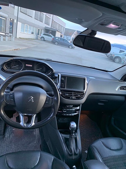 Peugeot 208 3 of 6