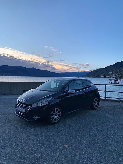 Peugeot 208 2 of 6
