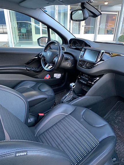 Peugeot 208 4 of 6