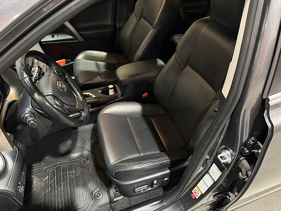 Toyota RAV4 16 of 30