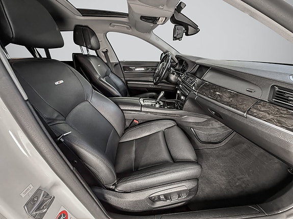 BMW 750Li 25 of 30