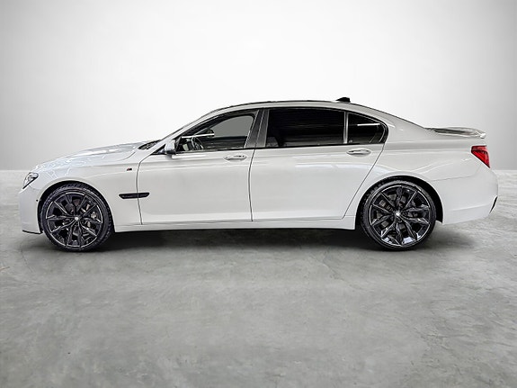 BMW 750Li 2 of 30