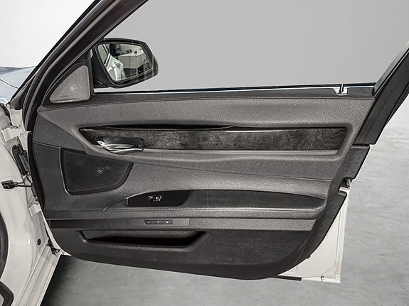 BMW 750Li 27 of 30