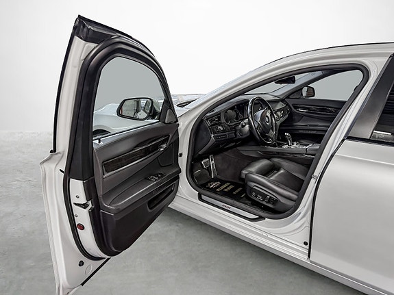 BMW 750Li 10 of 30