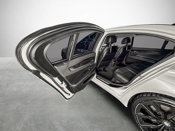 BMW 750Li 30 of 30