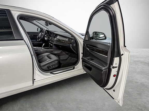 BMW 750Li 29 of 30