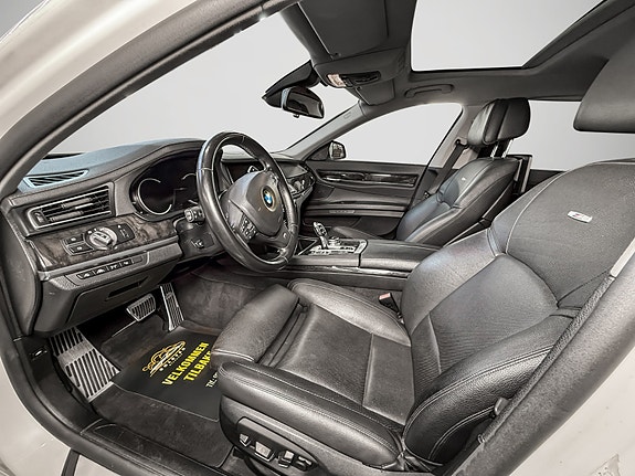 BMW 750Li 15 of 30