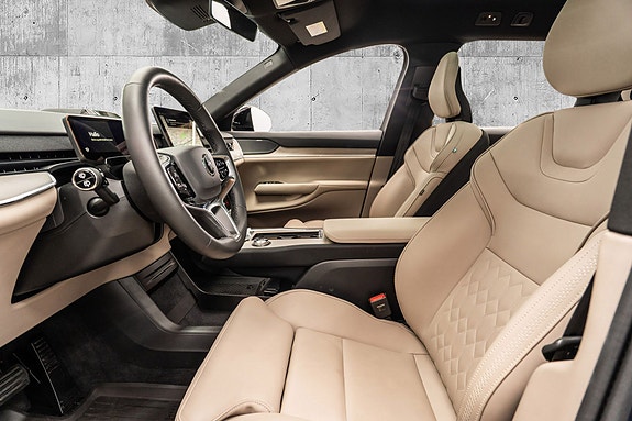 Volvo EX90 16 of 28