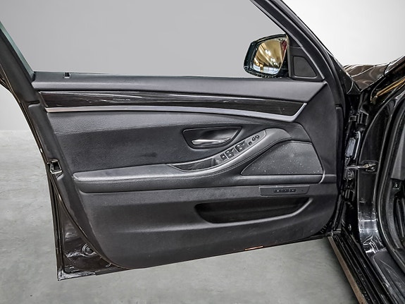 BMW 523i 9 of 24