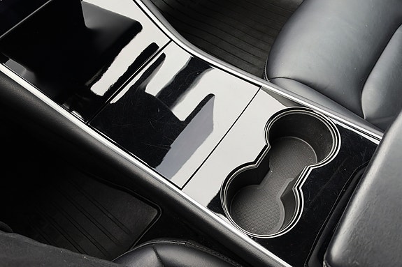 Tesla Model 3 16 of 19