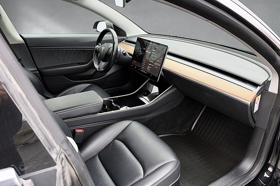 Tesla Model 3 10 of 19
