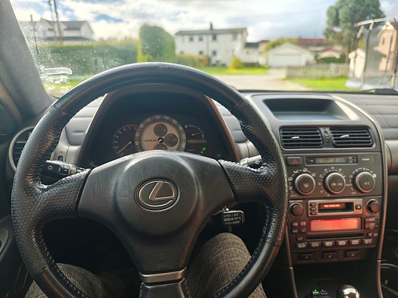 Lexus IS200 8 of 10