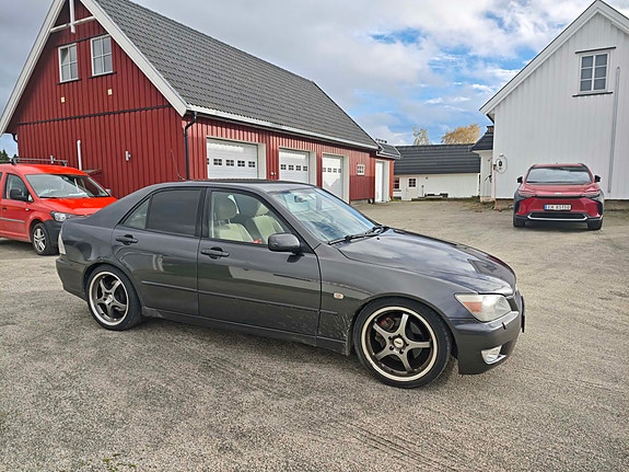 Lexus IS200 2 of 10