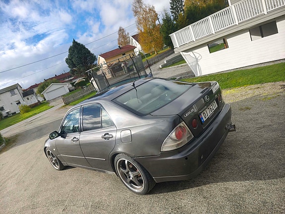 Lexus IS200 5 of 10