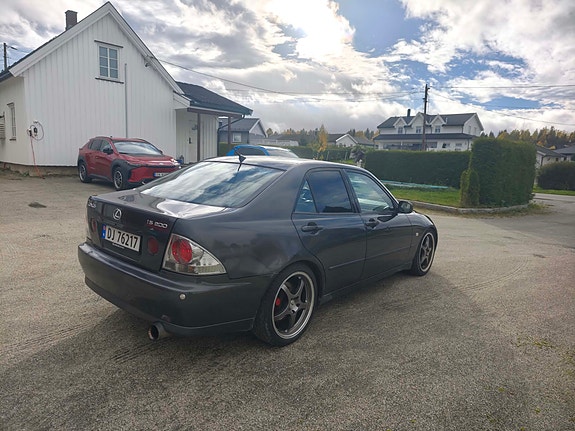 Lexus IS200 3 of 10
