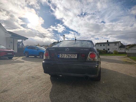 Lexus IS200 4 of 10