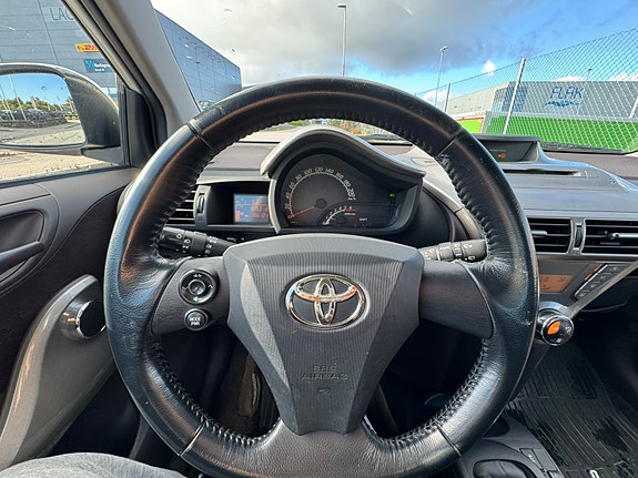 Toyota IQ 10 of 30