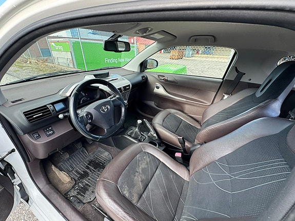 Toyota IQ 17 of 30