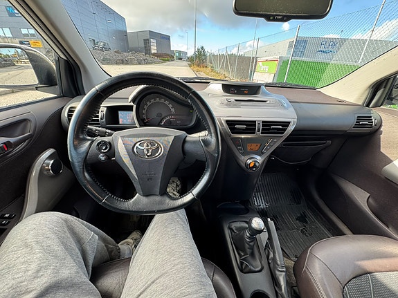 Toyota IQ 9 of 30