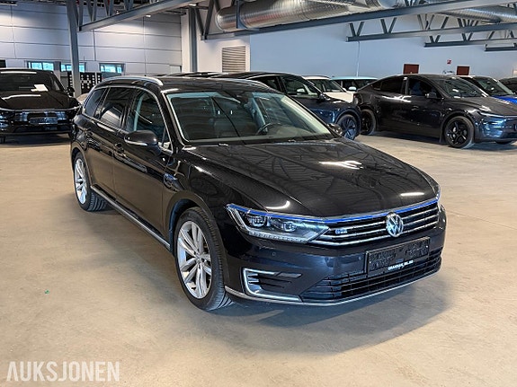 Volkswagen Passat 2 of 29