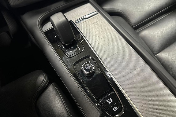 Volvo XC90 16 of 30