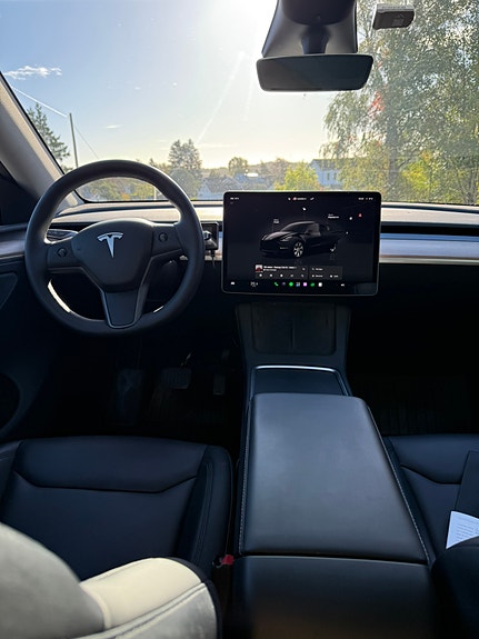 Tesla Model Y 13 of 19