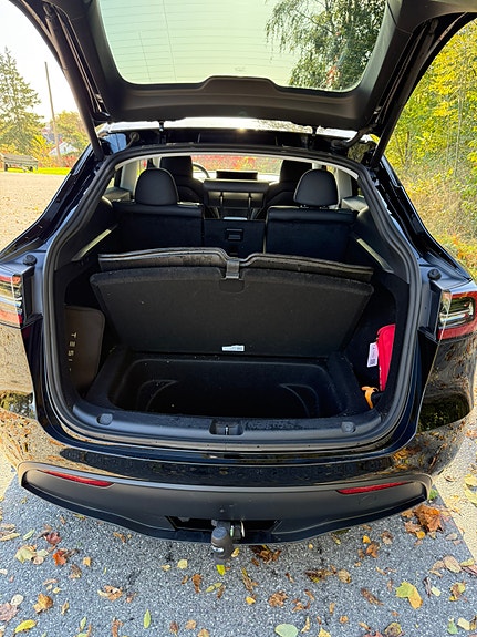 Tesla Model Y 8 of 19