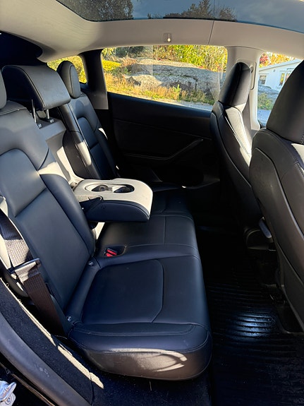 Tesla Model Y 17 of 19