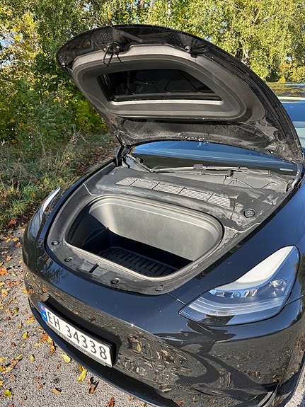 Tesla Model Y 9 of 19