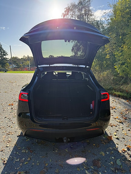 Tesla Model Y 6 of 19